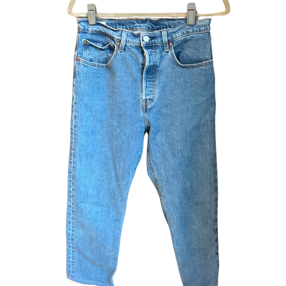 Levi's Blue Ankle Cropped Jeans Classic Style. Button fly.